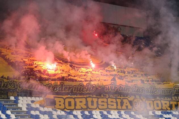 Fußball, EL, Atalanta Bergamo - Borussia Dortmund BVB Fans beim Abbrennen von Bengalische Feuer, Pyrotechnik, Atalanta Bergamo vs. Borussia Dortmund, Europa League, Fussball, 22.02.2018, Reggio Emilia Copyright: xLanger Eibner-Pressefotox EP_HLR