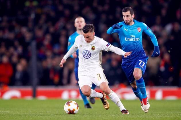 180222 Östersunds Jamie Hopcutt och Arsenals Henrikh Mkhitaryan under fotbollsmatchen i Europa League mellan Arsenal och Östersund den 22 februari 2018 i London. Copyright: ANDREASxLxERIKSSON BB180222AE021