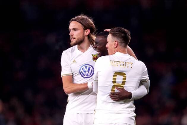 180222 Östersunds Tom Pettersson och Jamie Hopcutt jublar med Ken Sema som gjort 0-2 under fotbollsmatchen i Europa League mellan Arsenal och Östersund den 22 februari 2018 i London. Copyright: ANDREASxLxERIKSSON BB180222AE024