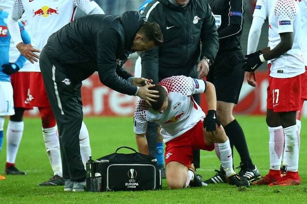 22.02.2018, xkvx, Fussball Europa League, RB Leipzig - SSC Neapel, emspor, v.l. Diego Demme (RBL - RB Leipzig) muss behandelt werden Leipzig