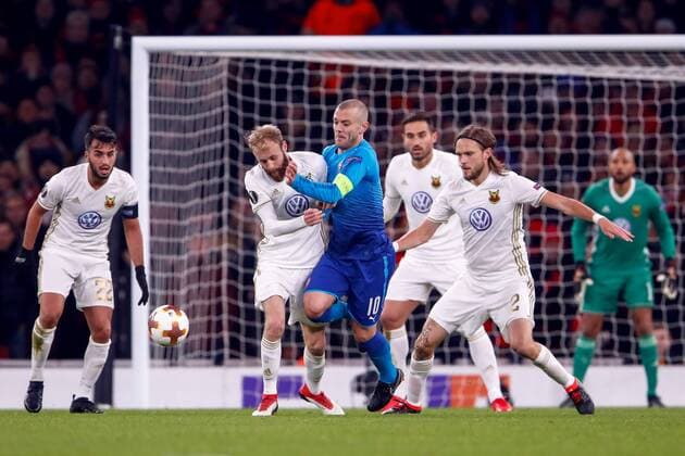 180222 Östersunds Curtis Edwards och Tom Pettersson stoppar Arsenals Jack Wilshere under fotbollsmatchen i Europa League mellan Arsenal och Östersund den 22 februari 2018 i London. Copyright: ANDREASxLxERIKSSON BB180222AE027