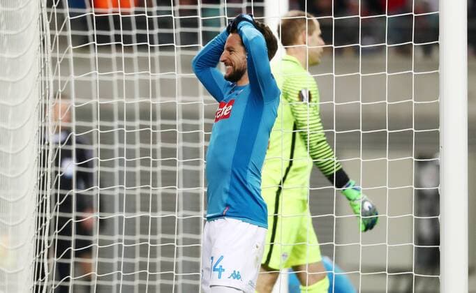 RB Leipzig - SSC Neapel Fussball Euro League Leipzig, 22.02.2018, Red Bull Arena, Fussball, UEFA EURO EM Europameisterschaft Fussball League, 16el Finale, Rückspiel , RB Leipzig vs. SSC Neapel 0:2 (0:1) (HIN 3:1) , Im Bild v.l.: Dries Mertens (14, Neapel) und Torwart Peter Gulacsi (32, RB Leipzig). ,