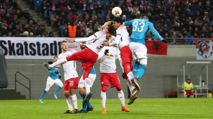 RB Leipzig - SSC Neapel Fussball Euro League Leipzig, 22.02.2018, Red Bull Arena, Fussball, UEFA EURO EM Europameisterschaft Fussball League, 16el Finale, Rückspiel , RB Leipzig vs. SSC Neapel 0:2 (0:1) (HIN 3:1) , Im Bild v.l.: Bernardo Fernandes da Silva (3, RB Leipzig), Yussuf Poulsen (9, RB Leipzig) und Raul Albiol (33, Neapel). ,
