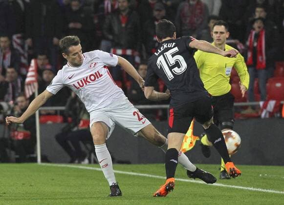Athletic Bilbao s defender Inigo Leuke (R) vies for the ball with Spartak Moscow s defender Dmitri Kombarov during the UEFA Europa League round of 32 match between Athletic Bilbao and Spartak Moscow, at the San Mames stadium in Bilbao, Basque Country, Spain, 22 February 2018. Athletic Bilbao vs. Spartak Moscow !ACHTUNG: NUR REDAKTIONELLE NUTZUNG!  Copyright: xMiguelxTonax BIL004 20180222-636549324560197638