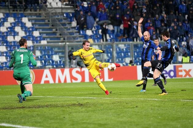 Etrit Berisha ( Atalanta Bergamo 1 ) Mario Goetze ( Borussia Dortmund 10 ) Tor wird abseits gepfiffen, Atalanta Bergamo vs. Borussia Dortmund, Europa League, Fussball, 22.02.2018, Reggio Emilia Copyright: xLanger Eibner-Pressefotox EP_HLR