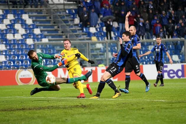 Etrit Berisha ( Atalanta Bergamo 1 ) Mario Goetze ( Borussia Dortmund 10 ) Tor wird abseits gepfiffen Mattia Caldara ( Atalanta Bergamo 13 ), Atalanta Bergamo vs. Borussia Dortmund, Europa League, Fussball, 22.02.2018, Reggio Emilia Copyright: xLanger Eibner-Pressefotox EP_HLR