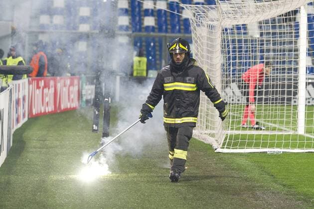 Reggio Emilia, Italy 22.02.2018, UEFA Europa League - 2017 18 Season, Sechzehntelfinale, Atalanta Bergamo - Borussia Dortmund, Feuerwehrmann beseitigt das Bengarlo Pyro ( DeFodi053