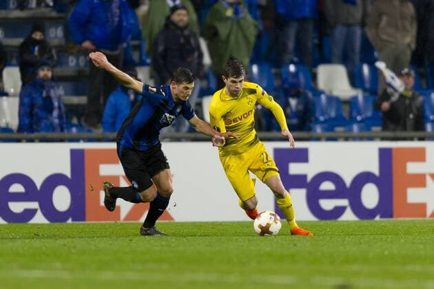 Reggio Emilia, Italy 22.02.2018, UEFA Europa League - 2017 18 Season, Sechzehntelfinale, Atalanta Bergamo - Borussia Dortmund, Remo Freuler (Bergamo) und Christian Pulisic (BVB) im Zweikampf ( DeFodi053