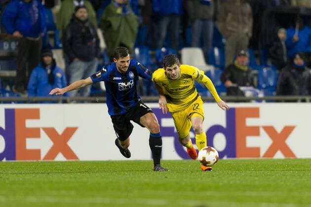 Reggio Emilia, Italy 22.02.2018, UEFA Europa League - 2017 18 Season, Sechzehntelfinale, Atalanta Bergamo - Borussia Dortmund, Remo Freuler (Bergamo) und Christian Pulisic (BVB) im Zweikampf ( DeFodi053