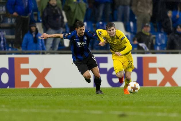 Reggio Emilia, Italy 22.02.2018, UEFA Europa League - 2017 18 Season, Sechzehntelfinale, Atalanta Bergamo - Borussia Dortmund, Remo Freuler (Bergamo) und Christian Pulisic (BVB) im Zweikampf ( DeFodi053