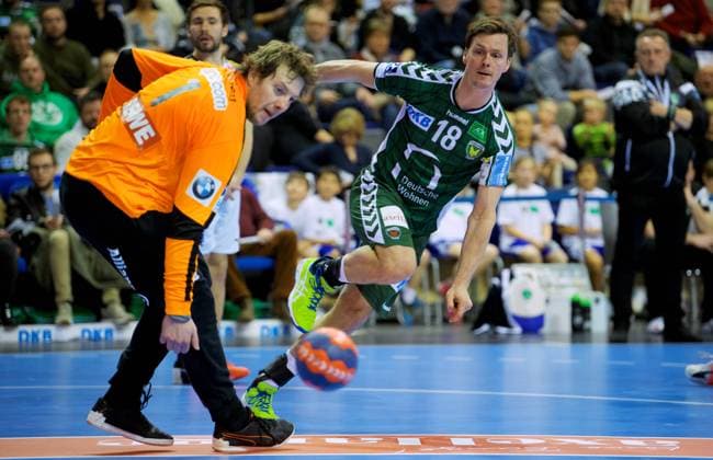 Handball 1.Bundesliga HBL 22.02.2018 Berlin Max Schmeling Halle Fuechse Füchse Berlin geg SC DHfK Leipzig 24 : 20 TOR TORWURF TW Jens VORTMANN 1 Leipzig Hans LINDBERG 18 Fuechse