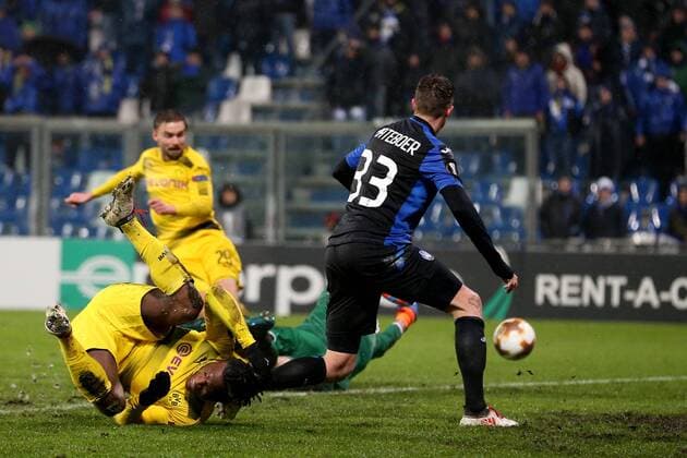 Michy Batshuayi ( Borussia Dortmund 42 ) Hans Hateboer ( Atalanta Bergamo 33 ) im hintergrund Marcel Schmelzer ( Borussia Dortmund 29 ) erzielt das 1:1, Atalanta Bergamo vs. Borussia Dortmund, Europa League, Fussball, 22.02.2018, Reggio Emilia Copyright: xLanger Eibner-Pressefotox EP_HLR