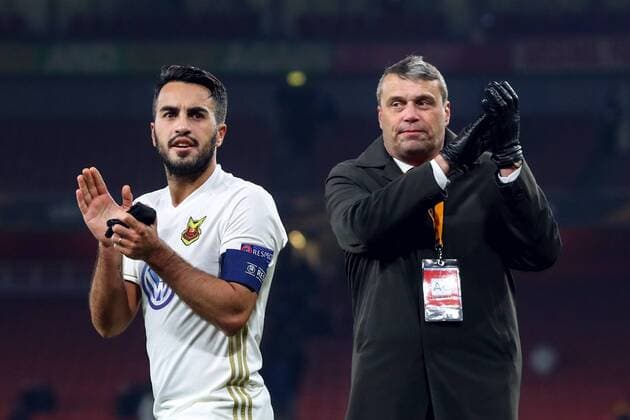180222 Östersunds Brwa Nouri och ordförande Daniel Kinberg tackar publiken efter fotbollsmatchen i Europa League mellan Arsenal och Östersund den 22 februari 2018 i London. Copyright: ANDREASxLxERIKSSON BB180222AE047