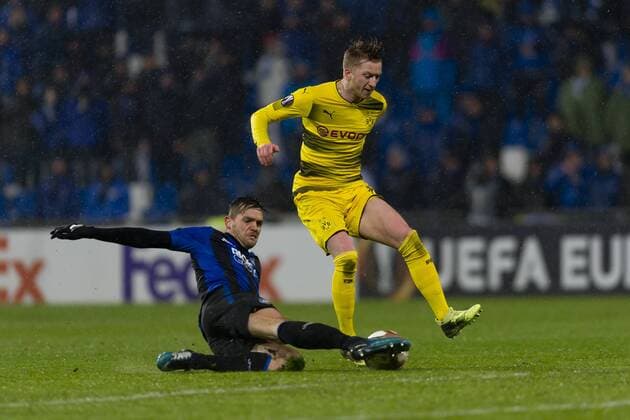 Reggio Emilia, Italy 22.02.2018, UEFA Europa League - 2017 18 Season, Sechzehntelfinale, Atalanta Bergamo - Borussia Dortmund, Rafael Toloi (Bergamo) und Marco Reus (BVB) im Zweikampf ( DeFodi053