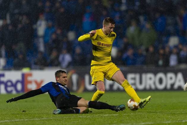Reggio Emilia, Italy 22.02.2018, UEFA Europa League - 2017 18 Season, Sechzehntelfinale, Atalanta Bergamo - Borussia Dortmund, Rafael Toloi (Bergamo) und Marco Reus (BVB) im Zweikampf ( DeFodi053