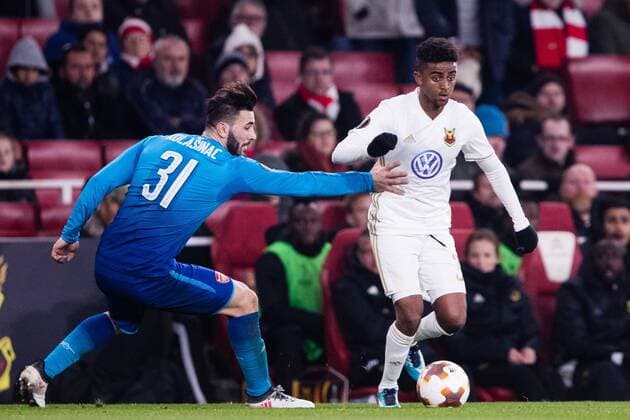 180222 Arsenals Sead Kolasinac i kamp om bollen med Östersunds Tesfaldet Tekie under fotbollsmatchen i Europa League mellan Arsenal och Östersund den 22 februari 2018 i London. Copyright: ANDREASxLxERIKSSON BB180222AE056