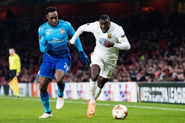 180222 Arsenals Danny Welbeck jagar Östersunds Ken Sema under fotbollsmatchen i Europa League mellan Arsenal och Östersund den 22 februari 2018 i London. Copyright: ANDREASxLxERIKSSON BB180222AE059