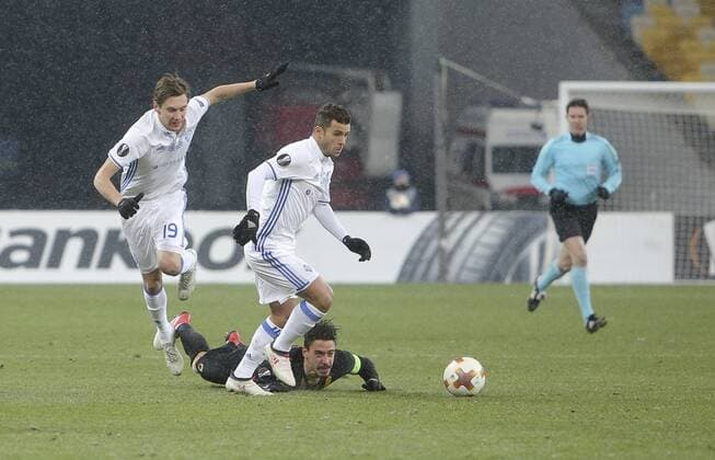 February 22, 2018 - Kiev, Ukraine - Dunamo Kyiv FC s Denys Garmash and vies for a ball with AEK Athens FC s Andre Simoes during the 2nd leg of Round 32 UEFA Europa League match at a NSC Olimpiyskyi in Kyiv, Ukraine, Feb. 22, 2018. Dynamo Kyiv v AEK - UEFA Europa League  - ZUMAn230 20180222_zaa_n230_450 Copyright: xSergiixKharchenkox