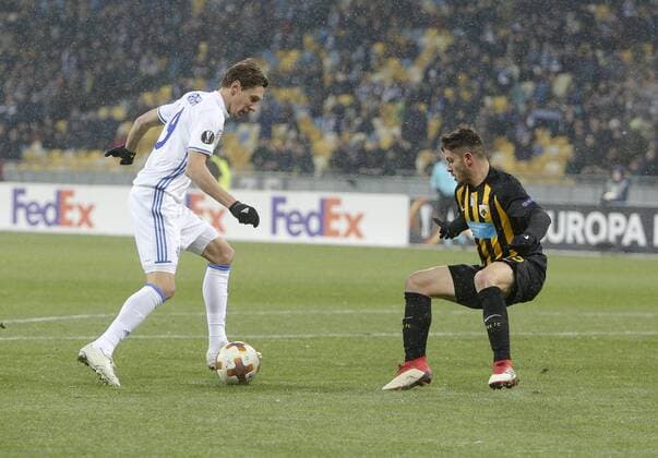February 22, 2018 - Kiev, Ukraine - Dunamo Kyiv FC s Denys Garmash vies for a ball with AEK Athens FC s Vasileios Lampropoulos during the 2nd leg of Round 32 UEFA Europa League match at a NSC Olimpiyskyi in Kyiv, Ukraine, Feb. 22, 2018. Dynamo Kyiv v AEK - UEFA Europa League  - ZUMAn230 20180222_zaa_n230_458 Copyright: xSergiixKharchenkox