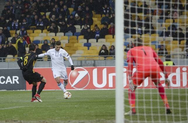 February 22, 2018 - Kiev, Ukraine - Dunamo Kyiv FC s Junior Moraes vies for a ball with AEK Athens FC s Andre Simoes to score during the 2nd leg of Round 32 UEFA Europa League match at a NSC Olimpiyskyi in Kyiv, Ukraine, Feb. 22, 2018. Dynamo Kyiv v AEK - UEFA Europa League  - ZUMAn230 20180222_zaa_n230_461 Copyright: xSergiixKharchenkox