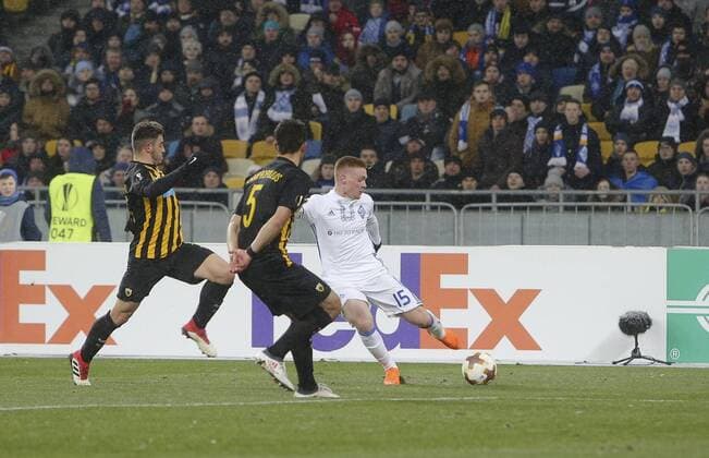 February 22, 2018 - Kiev, Ukraine - Dunamo Kyiv FC s Viktor Tsygankov vies for a ball with AEK Athens FC s Vasileios Lampropoulos during the 2nd leg of Round 32 UEFA Europa League match at a NSC Olimpiyskyi in Kyiv, Ukraine, Feb. 22, 2018. Dynamo Kyiv v AEK - UEFA Europa League  - ZUMAn230 20180222_zaa_n230_470 Copyright: xSergiixKharchenkox