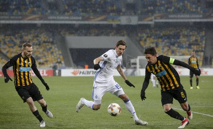 February 22, 2018 - Kiev, Ukraine - Dunamo Kyiv FC s Denys Garmash vies for a ball with AEK Athens FC s Andre Simoes and AEK Athens FC s Michalis Bakakis during the 2nd leg of Round 32 UEFA Europa League match at a NSC Olimpiyskyi in Kyiv, Ukraine, Feb. 22, 2018. Dynamo Kyiv v AEK - UEFA Europa League  - ZUMAn230 20180222_zaa_n230_459 Copyright: xSergiixKharchenkox