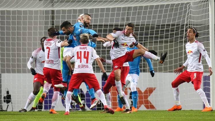 Diego Demme (RB Leipzig) gegen Lorenzo Tonelli (SSC Neapel) - Zwischenrunde Europa League Saison 2017-2018 RasenBallsport Leipzig vs. SSC Neapel in der RB Arena in Leipzig - Aktion,Deutschland, Fußball, Mann, Maenner,22.02.2018