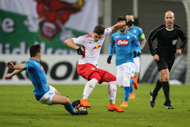 Marcel Sabitzer (RB Leipzig) gegen Mario Rui (SSC Neapel) - Zwischenrunde Europa League Saison 2017-2018 RasenBallsport Leipzig vs. SSC Neapel in der RB Arena in Leipzig - Aktion,Deutschland, Fußball, Mann, Maenner,22.02.2018
