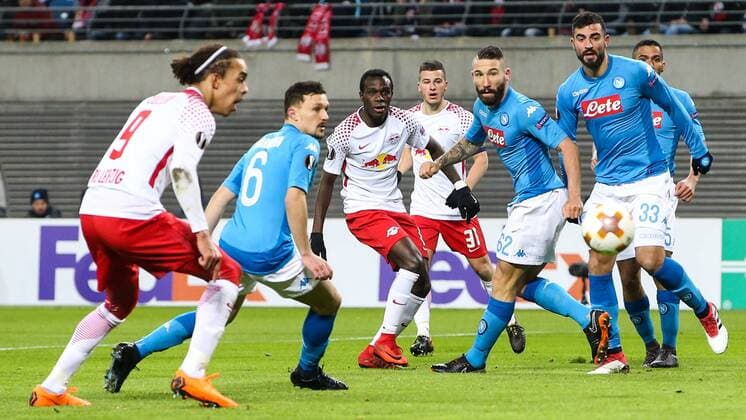 Armindo Tue Na Bangna Bruma (RB Leipzig) gegen Lorenzo Tonelli (SSC Neapel) - Zwischenrunde Europa League Saison 2017-2018 RasenBallsport Leipzig vs. SSC Neapel in der RB Arena in Leipzig - Aktion,Deutschland, Fußball, Mann, Maenner,22.02.2018