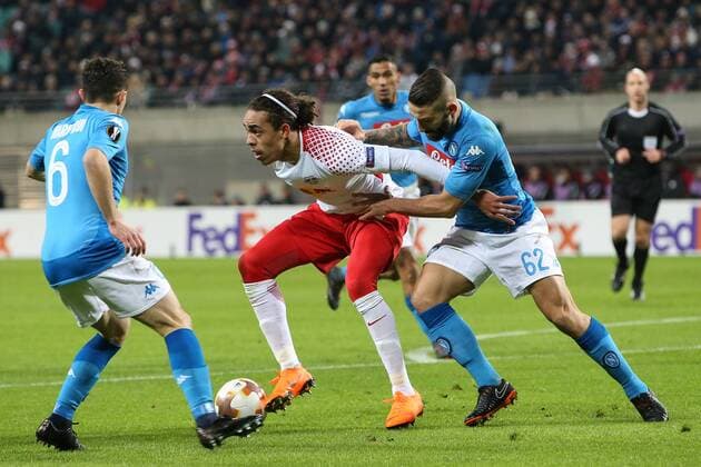 Yussuf Poulsen (RB Leipzig) gegen Lorenzo Tonelli (SSC Neapel) - Zwischenrunde Europa League Saison 2017-2018 RasenBallsport Leipzig vs. SSC Neapel in der RB Arena in Leipzig - Aktion,Deutschland, Fußball, Mann, Maenner,22.02.2018