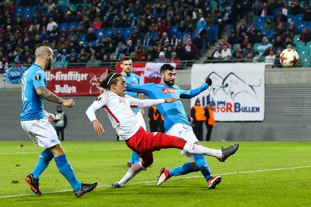Yussuf Poulsen (RB Leipzig) gegen Raul Albiol (SSC Neapel) - Zwischenrunde Europa League Saison 2017-2018 RasenBallsport Leipzig vs. SSC Neapel in der RB Arena in Leipzig - Aktion,Deutschland, Fußball, Mann, Maenner,22.02.2018