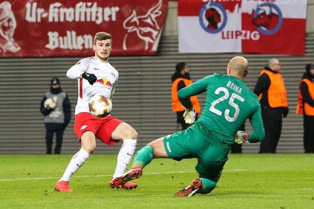 Timo Werner (RB Leipzig) gegen Torwart Pepe Reina (SSC Neapel) - Zwischenrunde Europa League Saison 2017-2018 RasenBallsport Leipzig vs. SSC Neapel in der RB Arena in Leipzig - Aktion,Deutschland, Fußball, Mann, Maenner,22.02.2018