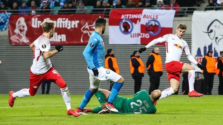 Timo Werner (RB Leipzig) gegen Torwart Pepe Reina (SSC Neapel) - Zwischenrunde Europa League Saison 2017-2018 RasenBallsport Leipzig vs. SSC Neapel in der RB Arena in Leipzig - Aktion,Deutschland, Fußball, Mann, Maenner,22.02.2018