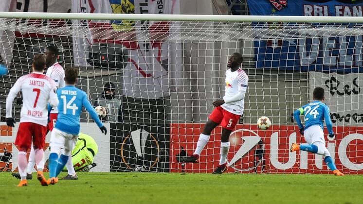 Torschütze Lorenzo Insigne (SSC Neapel) trifft zum 0-2 - Zwischenrunde Europa League Saison 2017-2018 RasenBallsport Leipzig vs. SSC Neapel in der RB Arena in Leipzig - Aktion,Deutschland, Fußball, Mann, Maenner,22.02.2018
