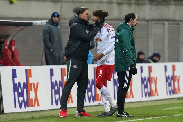 Auswechslung - Yussuf Poulsen mit Trainer Ralph Hasenhüttl (RB Leipzig) - Zwischenrunde Europa League Saison 2017-2018 RasenBallsport Leipzig vs. SSC Neapel in der RB Arena in Leipzig - Deutschland, Fußball, Mann, Maenner,22.02.2018
