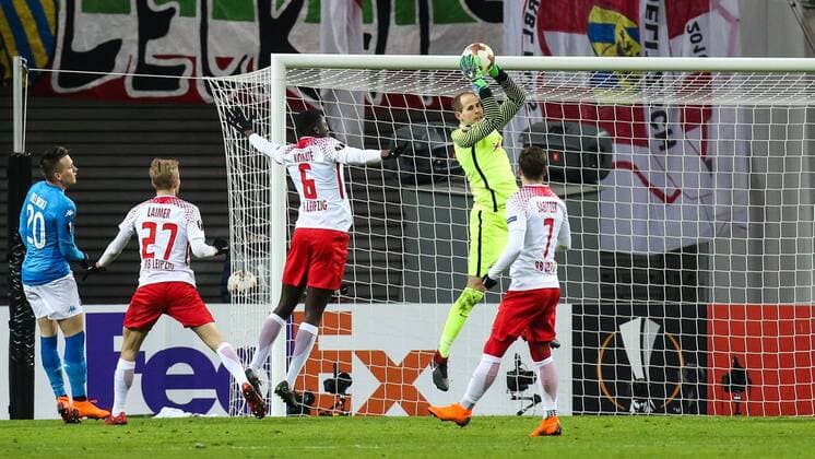 Torwart Peter Gulacsi (RB Leipzig) haelt den letzten Ball im Spiel - Zwischenrunde Europa League Saison 2017-2018 RasenBallsport Leipzig vs. SSC Neapel in der RB Arena in Leipzig - Aktion,Deutschland, Fußball, Mann, Maenner,22.02.2018