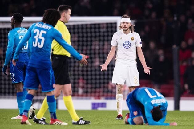 180222 Östersunds Tom Pettersson reagerar efter en närkamp med Arsenals Henrikh Mkhitaryan under fotbollsmatchen i Europa League mellan Arsenal och Östersund den 22 februari 2018 i London. Copyright: ANDREASxLxERIKSSON BB180222AE078
