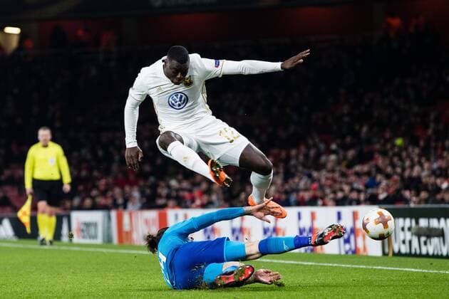 180222 Arsenals Hector Bellerin rensar undan bollen för Östersunds Ken Sema under fotbollsmatchen i Europa League mellan Arsenal och Östersund den 22 februari 2018 i London. Copyright: ANDREASxLxERIKSSON BB180222AE085