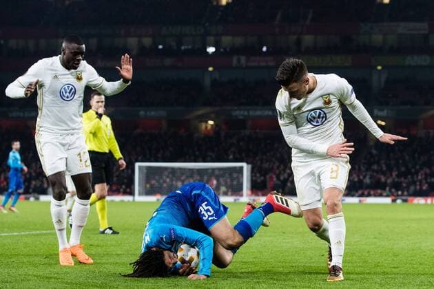 180222 Arsenals Mohamed Elneny gar omkull i en närkamp med Östersunds Jamie Hopcutt under fotbollsmatchen i Europa League mellan Arsenal och Östersund den 22 februari 2018 i London. Copyright: ANDREASxLxERIKSSON BB180222AE088