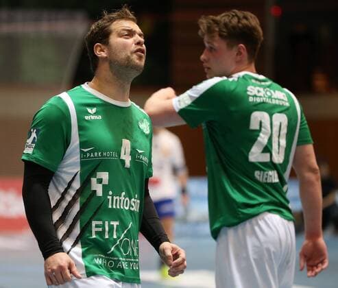 v.li.: Sebastian Kraus (DJK Rimpar Wölfe), Lukas Siegler (DJK Rimpar Wölfe) enttäuscht schauend, Enttäuschung, disappointed, DKB 2. Handball-Bundesliga, DJK Rimpar Wölfe - ThSV Eisenach,