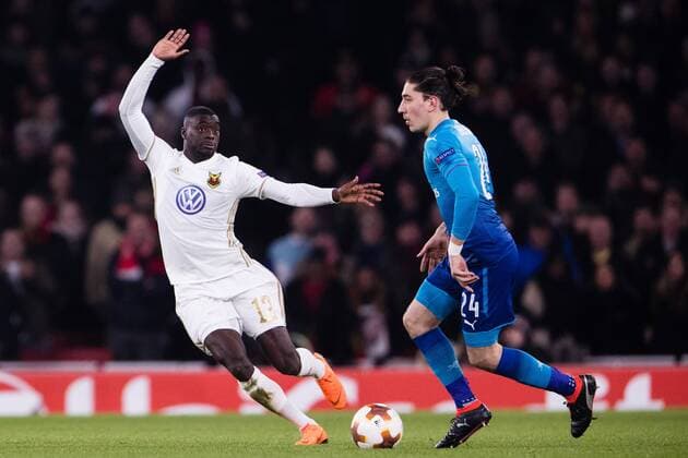 180222 Östersunds Ken Sema och Arsenals Hector Bellerin under fotbollsmatchen i Europa League mellan Arsenal och Östersund den 22 februari 2018 i London. Copyright: ANDREASxLxERIKSSON BB180222AE097