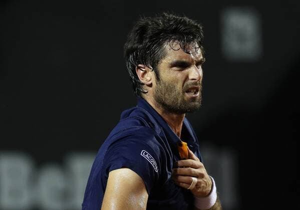 Spanish tennis player Pablo Andujar reacts after withdrawing from the game against Austrian Dominic Thiem during their Rio de Janeiro Tennis Open Match 2018 in Rio de Janeiro, Brazil, 22 February 2018. Thiem, number 6 of the world s qualification and second favorite, advanced to quarter-finals. Rio de Janeiro Tennis Open 2018 !ACHTUNG: NUR REDAKTIONELLE NUTZUNG!  Copyright: xMarceloxSayaox RIO004 20180223-636549471187929310