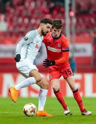 22.02.2018, Red Bull Arena, Salzburg, AUT, UEFA EL, FC Salzburg vs Real Sociedad, Sechzehntelfinale, Rueckspiel, im Bild Munas Dabbur (FC Salzburg), Aritz Elustondo (Real Sociedad) during the UEFA Europa League Round of 32, 2nd Leg Match between FC Salzburg and Real Sociedad at the Red Bull Arena in Salzburg, Austria on 2018 02 22. Salzburg
