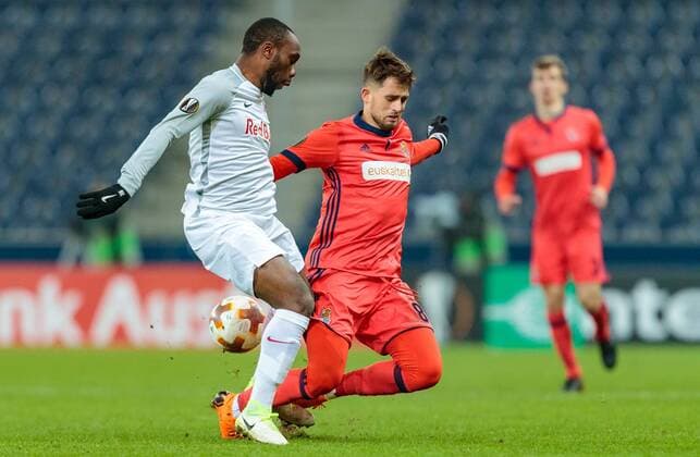 22.02.2018, Red Bull Arena, Salzburg, AUT, UEFA EL, FC Salzburg vs Real Sociedad, Sechzehntelfinale, Rueckspiel, im Bild Reinhold Yabo (FC Salzburg), Adnan Januzaj (Real Sociedad) during the UEFA Europa League Round of 32, 2nd Leg Match between FC Salzburg and Real Sociedad at the Red Bull Arena in Salzburg, Austria on 2018 02 22. Salzburg