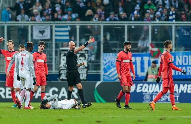 22.02.2018, Red Bull Arena, Salzburg, AUT, UEFA EL, FC Salzburg vs Real Sociedad, Sechzehntelfinale, Rueckspiel, im Bild Referee Sergei Karasev (RUS), rote Karte f?r Raul Navas (Real Sociedad) during the UEFA Europa League Round of 32, 2nd Leg Match between FC Salzburg and Real Sociedad at the Red Bull Arena in Salzburg, Austria on 2018 02 22. Salzburg