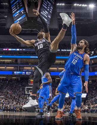 Themen der Woche - SPORT Bilder des Tages - SPORT February 22, 2018 - Sacramento, CA, USA - The Sacramento Kings Frank Mason III (10) is fouled as he drives to the basket against the Oklahoma City Thunder s Steven Adams (12)at Golden 1 Center in Sacramento, Calif., on Thursday, Feb. 22, 2018. The Thunder won, 110-107. Oklahoma City at Sacramento - ZUMAm67_ 20180222_zaf_m67_094 Copyright: xHectorxAmezcuax
