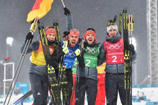 v.li: Eric FRENZEL, Johannes RYDZEK, Fabian RIESSLE, Vinzenz GEIGER (alle GER), 1. Platz, Olympiasieger, Sieger, Gewinner, winner, Olympic Champion, Jubel, jubelt, Freude, Begeisterung, Emotion, jubeln, cheers, Teamfoto, Team, Mannschaft, Mannschaftsfoto. Nordic Combined Team Gundersen LH 4x5 km, Nordische Kombination,Teamstaffel, Alpensia Ski Cross Centre, Olympische Winterspiele 2018, vom 09.02. - 25.02.2018 in PyeongChang Suedkorea. *** Eric FRENZEL Johannes RYDZEK Fabian RIESSLE Vinzenz GEIGER all GER 1 place Olympic champion winner winner Olympic champion cheering cheering excitement emotion cheering cheers team picture team team picture Nordic Combined Team Gundersen LH 4x5 km nordic combination Teamstaffel Alpensia Ski Cross Center 2018 Winter Olympics from 09 02 25 02 2018 in PyeongChang South Korea