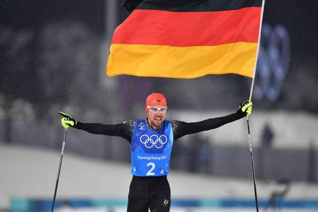 Schlusslaeufer Johannes RYDZEK (GER) laeuft mit der Deutschland Fahne, Flagge ins Ziel, im Ziel, Zielankunft, Aktion, 1. Platz, Olympiasieger, Sieger, Gewinner, winner, Olympic Champion, Jubel, jubelt, Freude, Begeisterung, Emotion, jubeln, cheers, Nordic Combined Team Gundersen LH 4x5 km, Nordische Kombination,Teamstaffel, Alpensia Ski Cross Centre, Olympische Winterspiele 2018, vom 09.02. - 25.02.2018 in PyeongChang Suedkorea. *** Final runner Johannes RYDZEK GER runs with the Germany flag Flag finish Target Finish Action 1 place Olympic champion Winner Winner winner Olympic Champion Cheers Joy Enthusiasm Emotion Cheer Cheers Nordic Combined Team Gundersen LH 4x5 km Nordic Combined Team Relay Alpensia Ski Cross Center 2018 Winter Olympics from 09 02 25 02 2018 in PyeongChang South Korea
