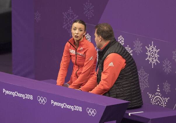 Nicole SCHOTT, Deutschland, mit Ihrem Trainer Michael HUTH in der Kiss and Cry Ecke, Eiskunstlaufen Kuer der Frauen am 23.02.2018 Olympische Winterspiele 2018, vom 09.02. - 25.02.2018 in PyeongChang Suedkorea.
