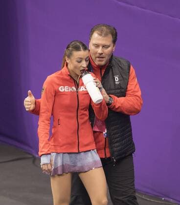 Nicole SCHOTT, Deutschland, wird von Ihrem Trainer Michael HUTH getroestet. Eiskunstlaufen Kuer der Frauen am 23.02.2018 Olympische Winterspiele 2018, vom 09.02. - 25.02.2018 in PyeongChang Suedkorea.